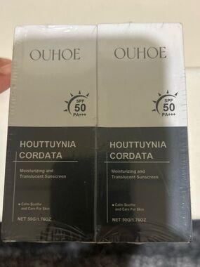 Houttuynia Cordata Moisturizing Translucent Sunscreen SPF 50 (White/Black)